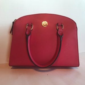 Beautiful Anne Klein purse with extended strap.